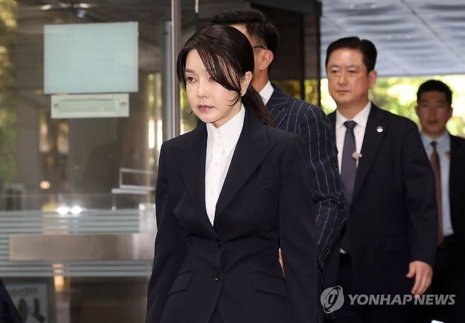 <b>김건희 여사</b>, 영장실질<b>심사</b> 출석…<b>구속</b> 여부와 정치권 파장 주목