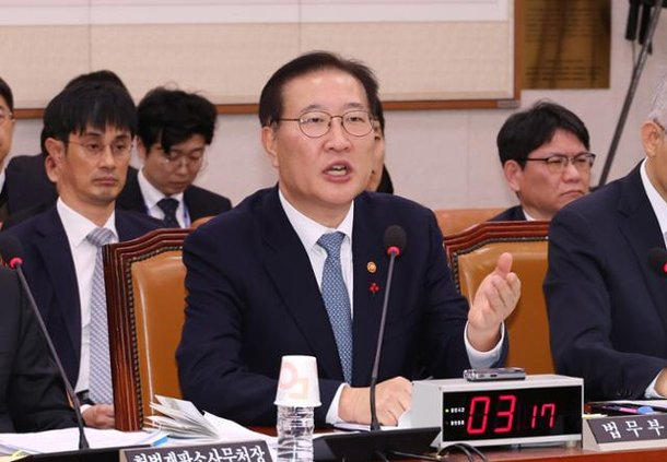 [이슈] <b>박성재</b> 전 장관, "계엄 선포는 <b>내란</b>" 과장 반박에 침묵 논란