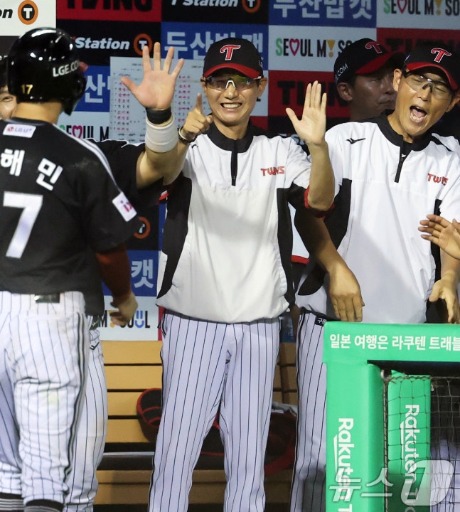 LG <b>톨허스트</b>, 데뷔전부터... 감독 “KBO 첫 경기 최고의 <b>투구</b>”