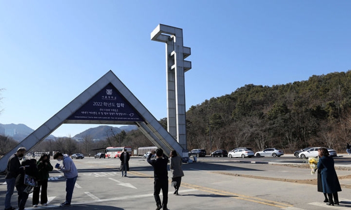  서울대 공학관 배터리 폭발 화재…50분 만에 진화, 자율주행차 충전 중 발생