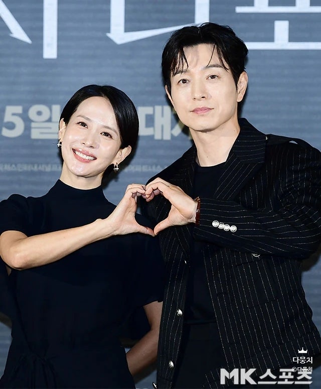조여정·정성일, 하트 포착...‘살인자 리포트’ 제작발표회에서 커플 하트