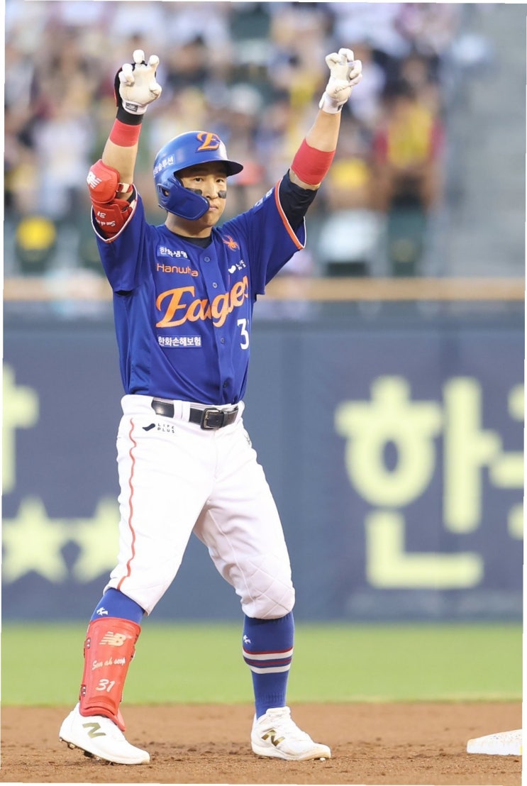 <b>손아섭</b>의 슬라이딩, 염경엽 <b>감독</b>의 격려: 승리 뒤 숨겨진 이야기