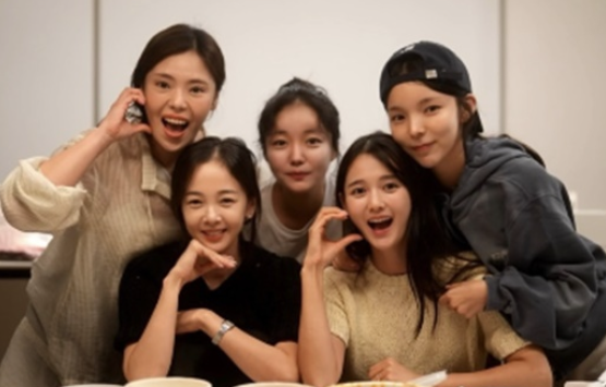  "남보라, ‘써니’ 멤버들과 신혼집 집들이…이혼설 일축 후 행복 근황"