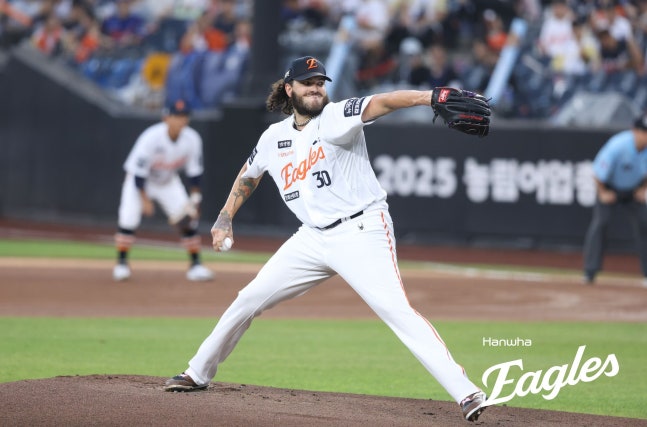 달성] <b>한화 폰세</b>, KBO 최초 ‘개막 15연승’ <b>신기록</b> 달성!... 