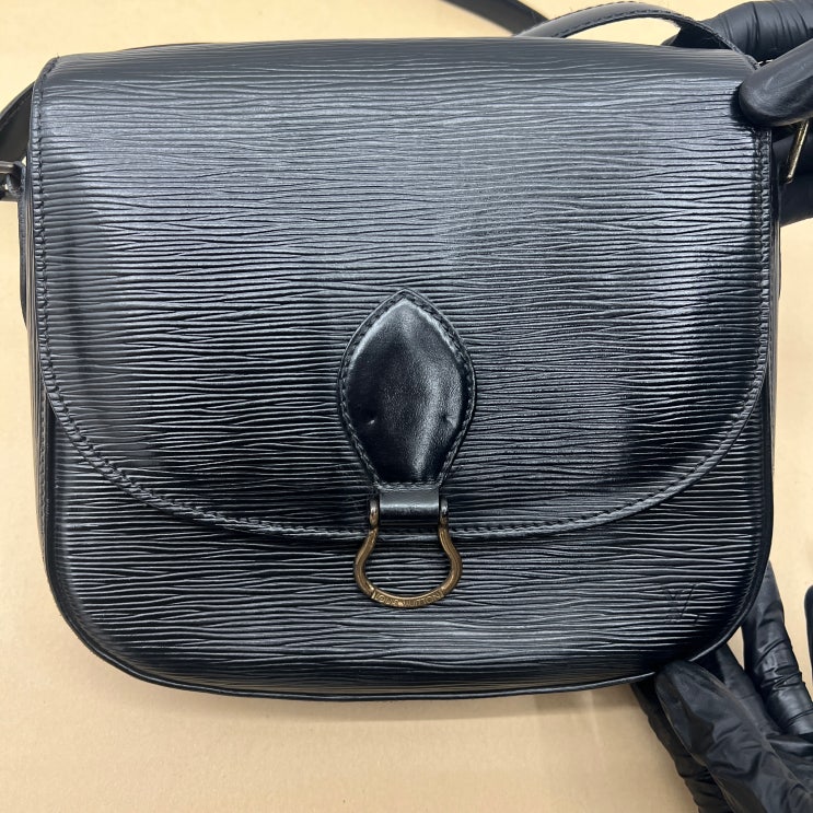  루이비통 가방수선(안감, 염색, 테두리유약), Louis Vuitton 包袋维修（衬里、染色、边缘上光）