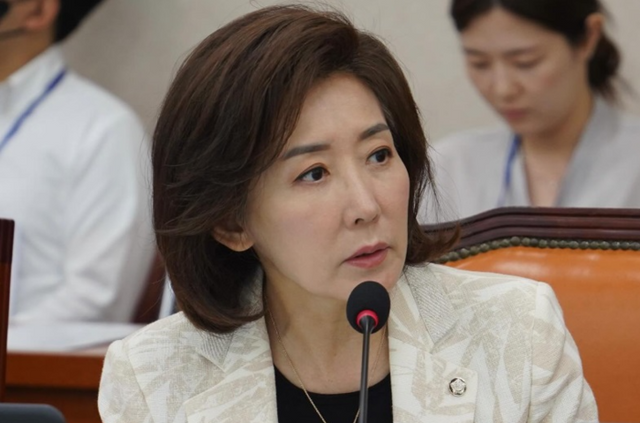  '서울대 82학번' 나경원, '동기' 조국 사면에 "정의는 죽었다"