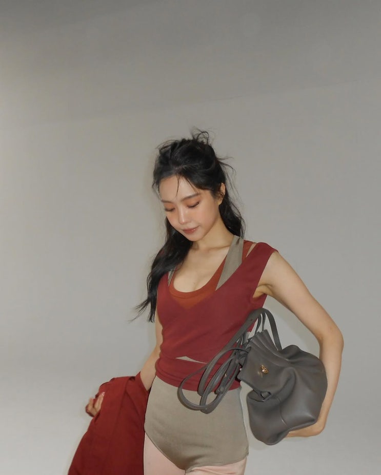 어 가방 어디거야? 손나은이 든 명품 데일리백 발견! 페라가모 신상백에 30대 여성들 지갑 열리는 소리!