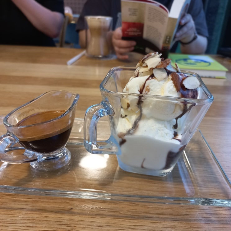  울진 알움인 커피 아포가토 뜻 혼모노 독서모임