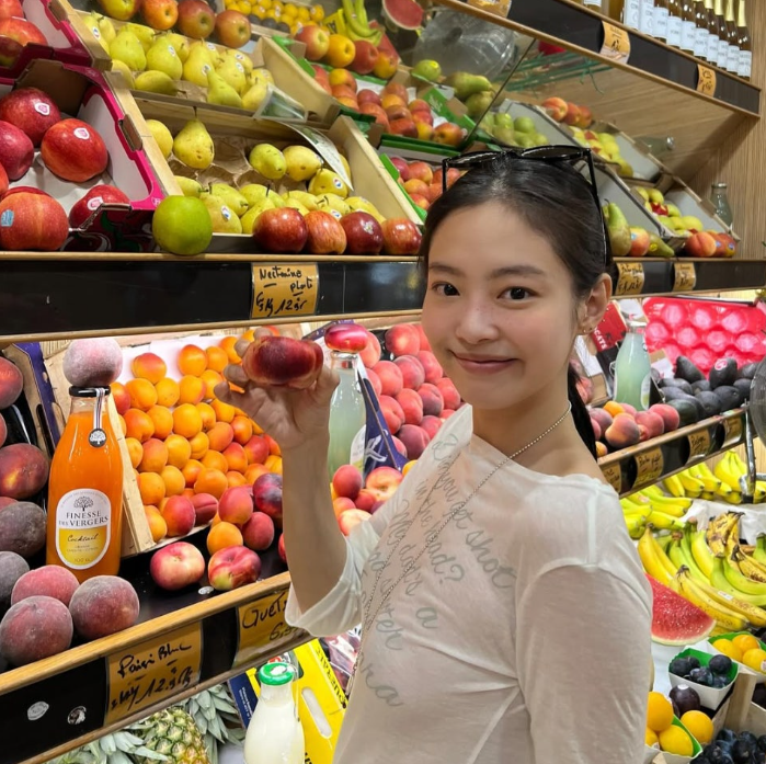  품절각 제대로 떴다! 제니가 입어 지금 난리난 레트로한 빈티지 패션 감성 가득한 기본 긴팔티 코디 INFO