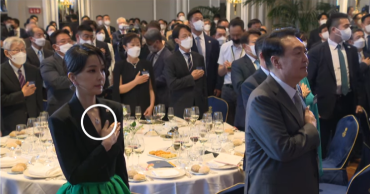 김건희 <b>수용</b>번호 4398, 머그샷 촬영부터 독방 생활까지... 