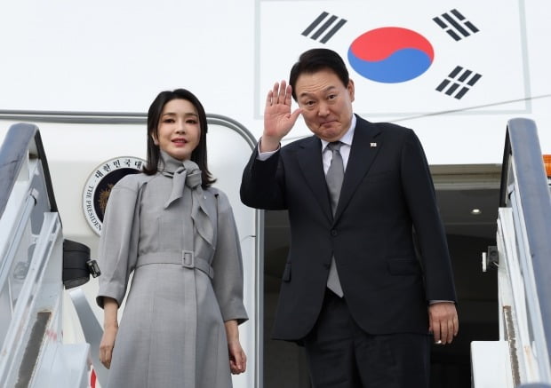 <b>구속</b>의 결정적 한마디는?...사상 초유 <b>전직 대통령 부부</b> 동시 <b>구속</b>