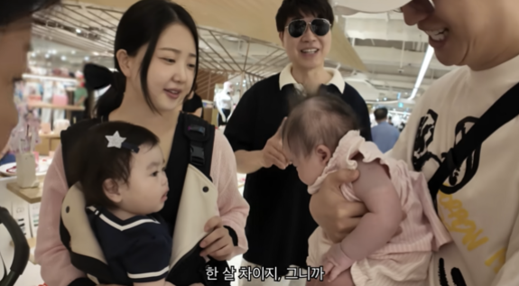   이승기, 오랜만의 근황…백화점서 지인들과 깜짝 만남