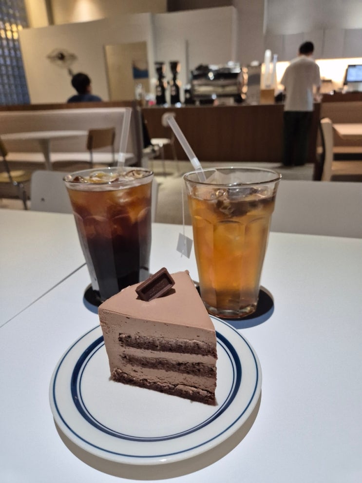  동탄 신리천 카페거리 산책 후 카페 카시아 본관 방문