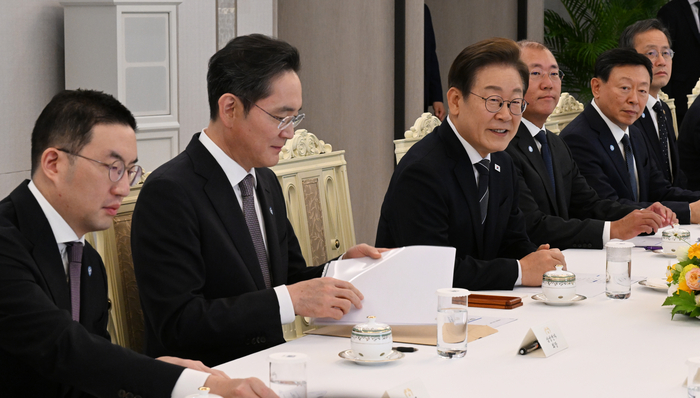  李 대통령 임명식에 10대 그룹 총수 초청, APEC과 경제외교 시동 걸까?
