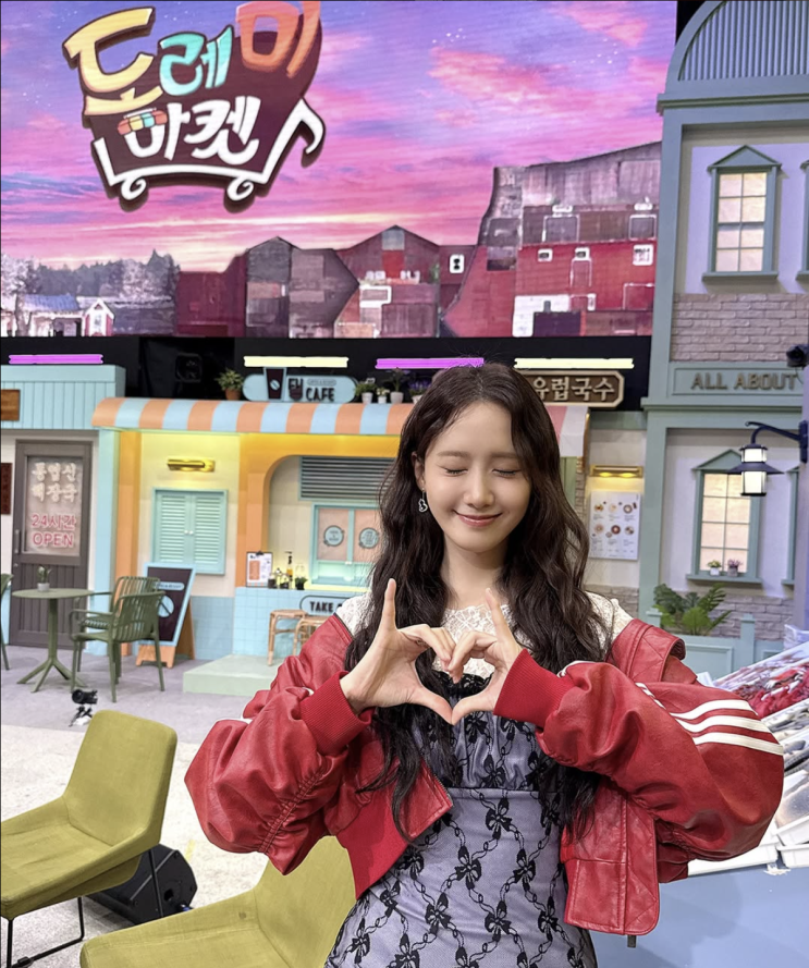  [셀럽 패션] 소녀시대 윤아 아디다스 재킷+베티붑 원피스 완벽 소화한 놀토 패션
