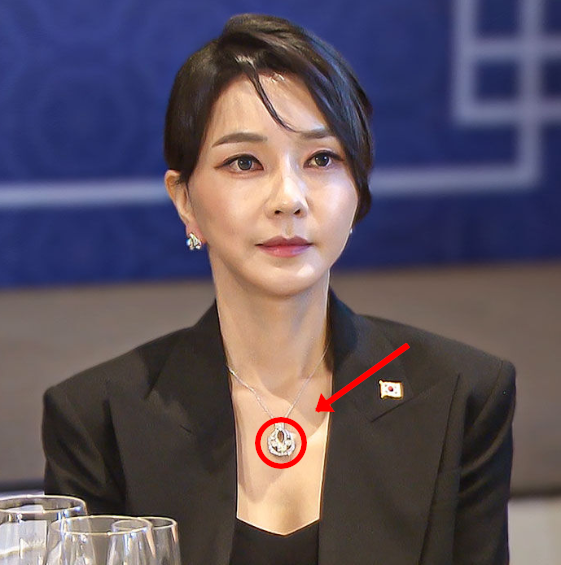  김건희 반클리프 아펠 목걸이  귀걸이는 어떤거?