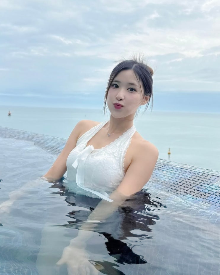  우혜준 부산 여행룩, 홀터넥 수영복 & 청바지 데일리룩