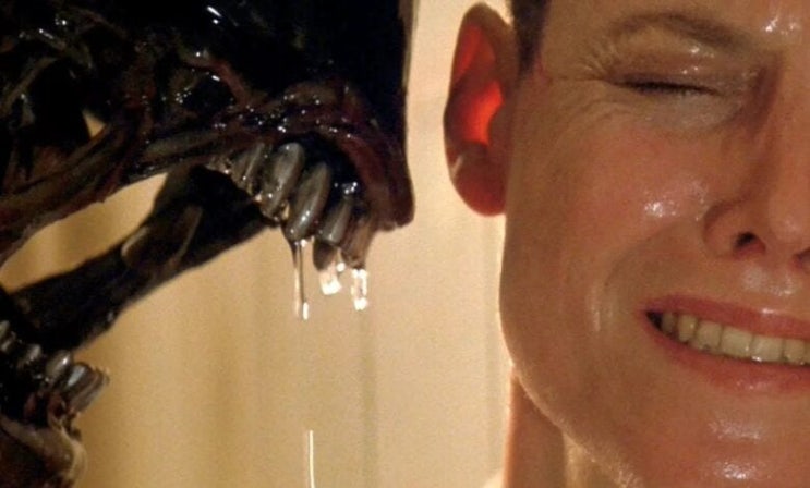  에이리언(Alien) 속에 있는 그녀의 불행