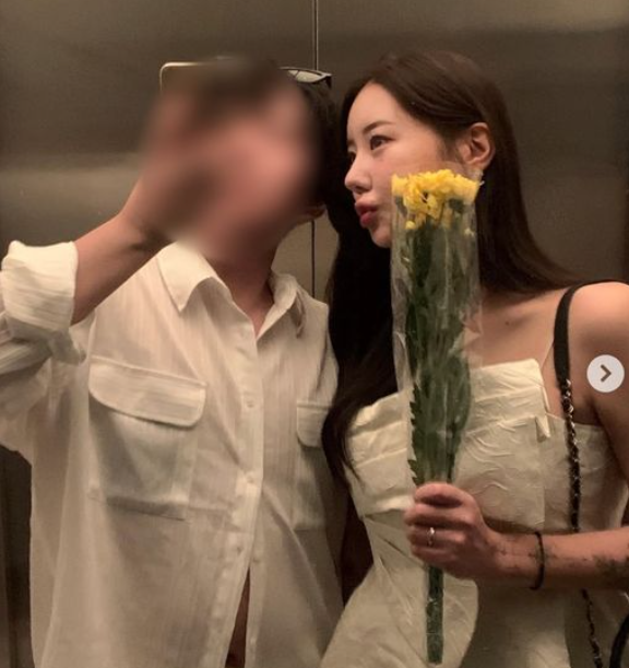   와썹 출신 지애, 여자친구와 달콤한 여름휴가
