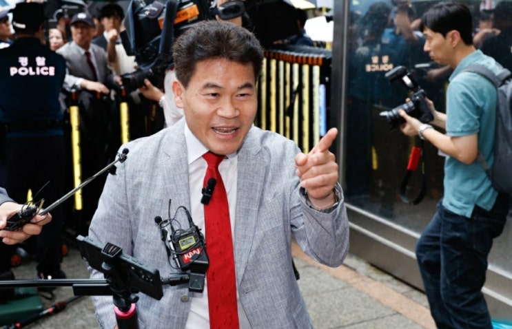 <b>전한길</b> <b>경고</b> 징계 후 단합 촉구…“궂은 자리 내가, 마른 자리... 