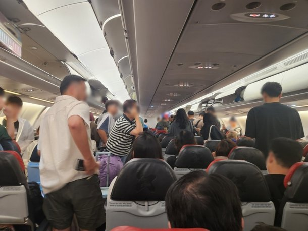 [긴급] 에어아시아 여객기, 인천행 비행기 <b>김포공항</b>에 <b>착륙</b>?!... 