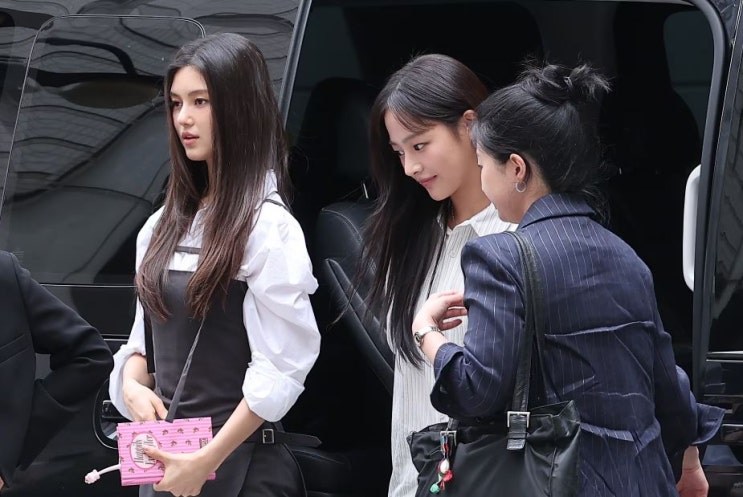 <b>뉴진스</b> 민지·<b>다니엘</b>, 법원 출석...전속계약 분쟁 <b>조정</b> 위해