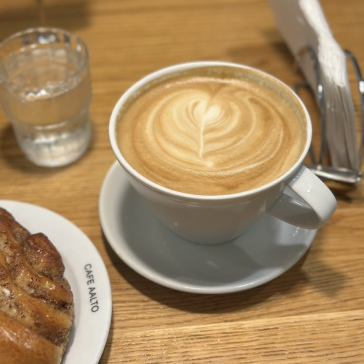  핀란드여행 헬싱키 아카테미넨 서점 2층에 위치한 카페 알토 Café Aalto 라떼 시나몬롤 먹어본 리뷰.