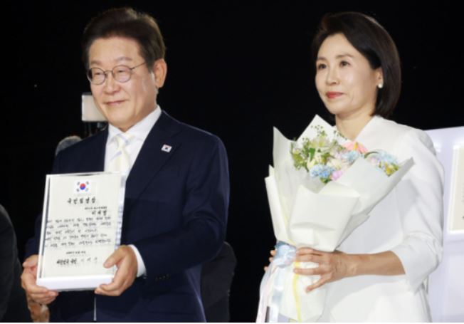 <b>이재명</b> 대통령, 광복 80년... 받은 <b>빛의 임명장</b> – 그 감동과 의미