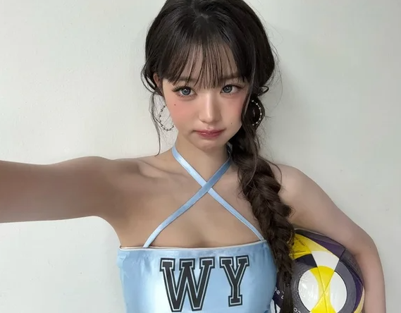  장원영, 시축 의상 직접 공개 