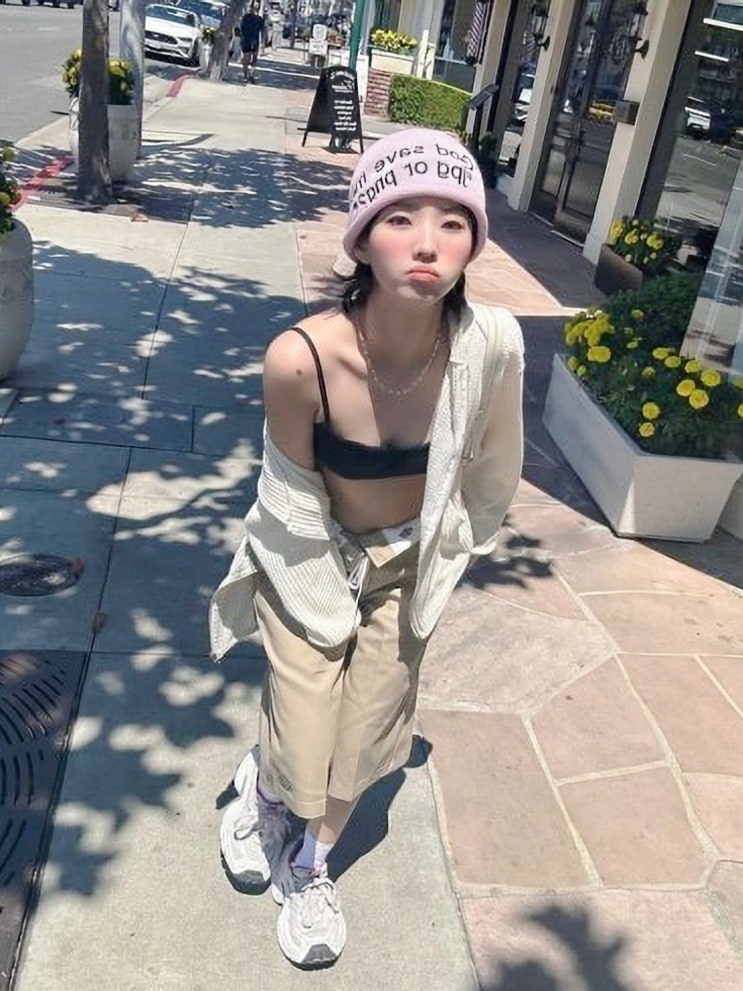  또 유행 조짐? 전소연 LA 스트릿패션에 찾은 올 여름 쇼츠 트렌드