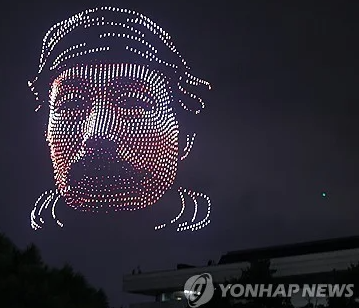  국회의사당 밤하늘 수놓은 광복절 전야제 드론쇼
