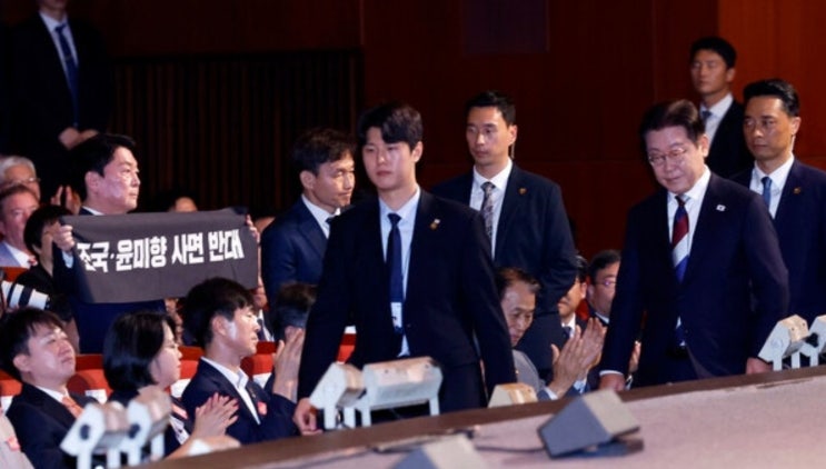 <b>안철수</b> 의원이 광복절 기념식장에서 조국·<b>윤미향</b> 사면 반대... 