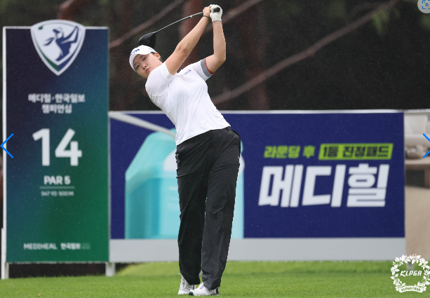 [KLPGA <b>메디힐</b>·한국일보... 4승 김민솔, 1R 공동 <b>선두</b> 질주!