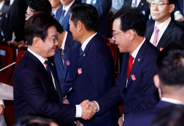 [이슈] 광복절 경축식, 웃음과 신경전 속 숨겨진 이야기! 안철수... 