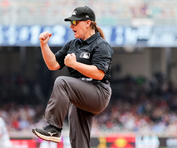 [MLB이슈] <b>젠 파월</b> 메이저리그 첫 여성<b>심판</b>의 탄생