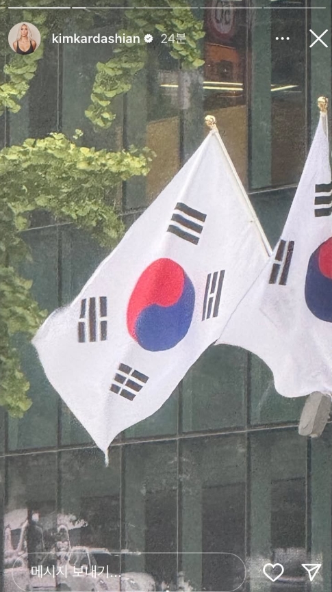 <b>킴 카다시안</b> 안동김씨라 <b>태극기</b> 사진올렸나?