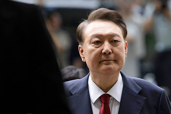  법무부 "윤석열 실명위기 아냐" vs 윤측 "위험 진단서 있다"