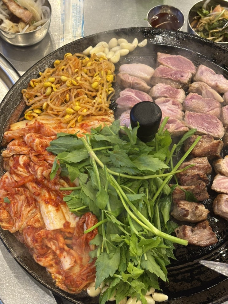 평택 소사벌 맛집: 목구멍, 솥뚜껑 위에서 즐기는 미나리 삼겹살