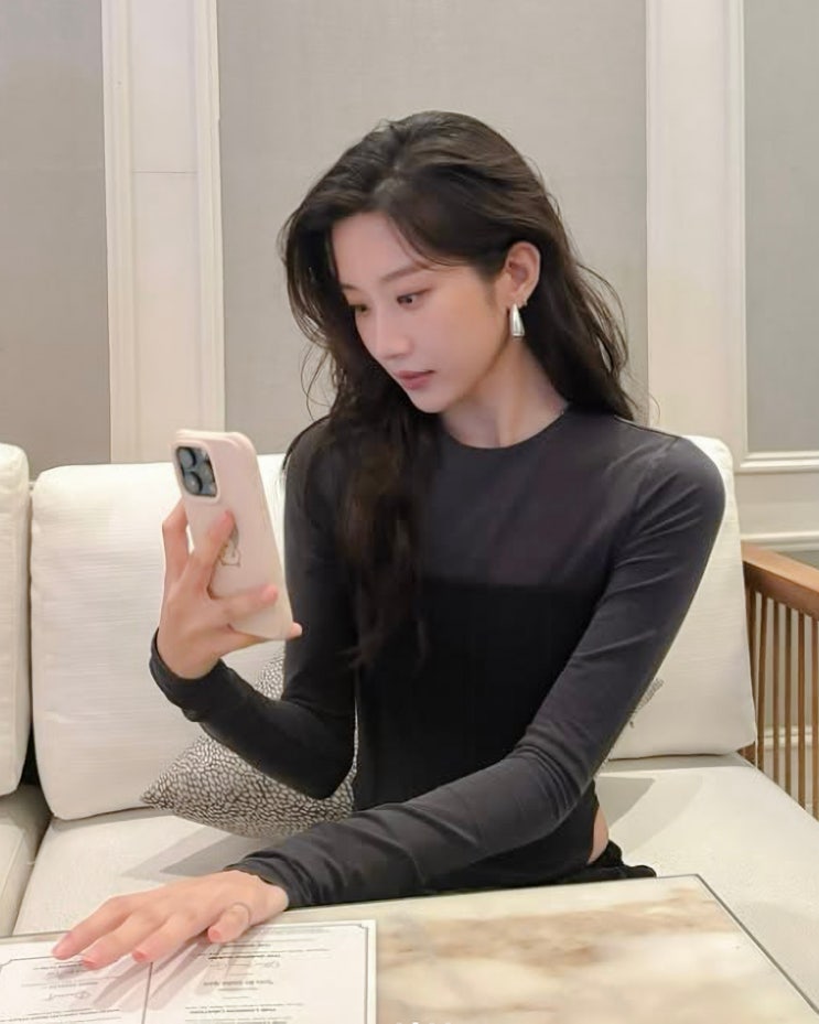  문가영, 무채색 패션 세련미! 서초동부터 밀라노까지