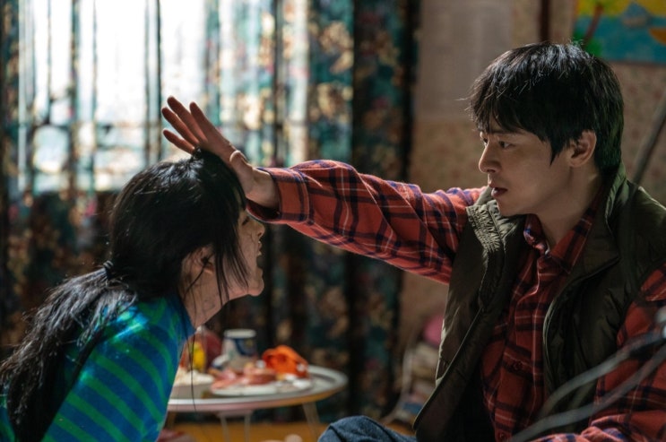  <좀비딸(2025)>, 우리 애는 안 물어욧! 서울 학군에서 벗어나 홈스쿨링으로 반사회적 딸을 댄스로 대안 교육시키기 (영화제목부터가 스포)