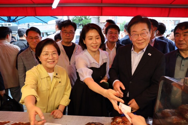 <b>이재명</b> <b>대통령</b>님과 김혜경... 연서시장과 <b>진관사</b>를... 
