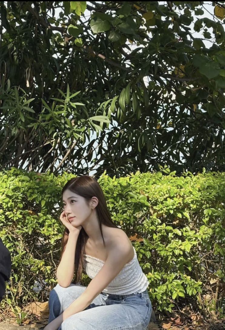  [셀럽 패션] 햇살보다 빛난 르세라핌 카즈하 생일룩 데님팬츠+화이트 튜브탑 조합