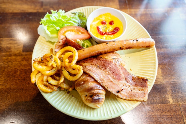  오키나와 중부 맛집: 조식과, 편안한 쇼파! Two dots cafe by 석영작가