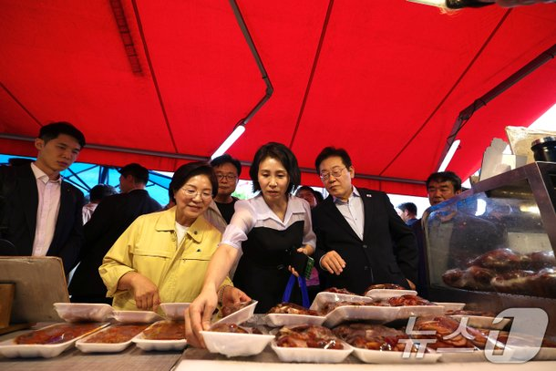 [속보]  이재명 <b>대통령</b>... 먹방까지?!  + 영화 '<b>독립군</b>' <b>관람</b>까지?!