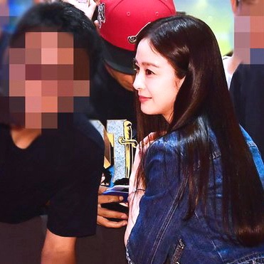 20대 리즈시절 분위기 난다는 오늘자 <b>김태희 청청패션</b>