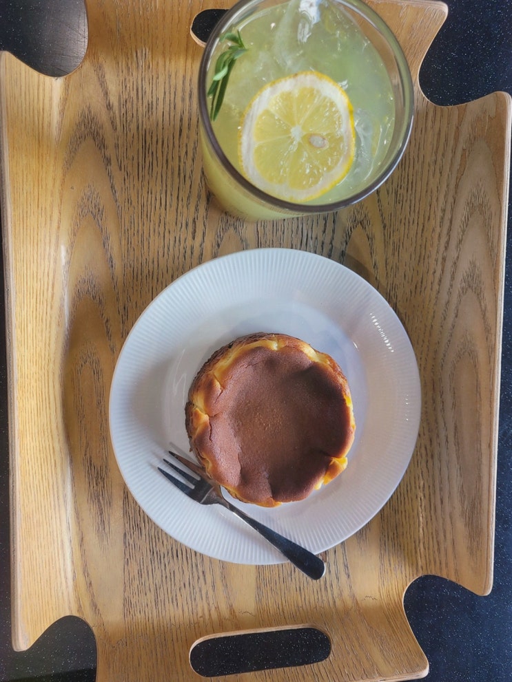  여유로운 힐링을 만끽할 수 있는 부산영도대형카페, 카페 비블랙