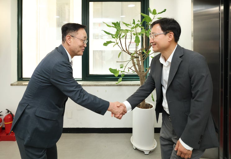 <b>국세청</b>, 영세자영업자 위한 국세 신용카드 <b>수수료</b> ‘50% <b>인하</b>’... 
