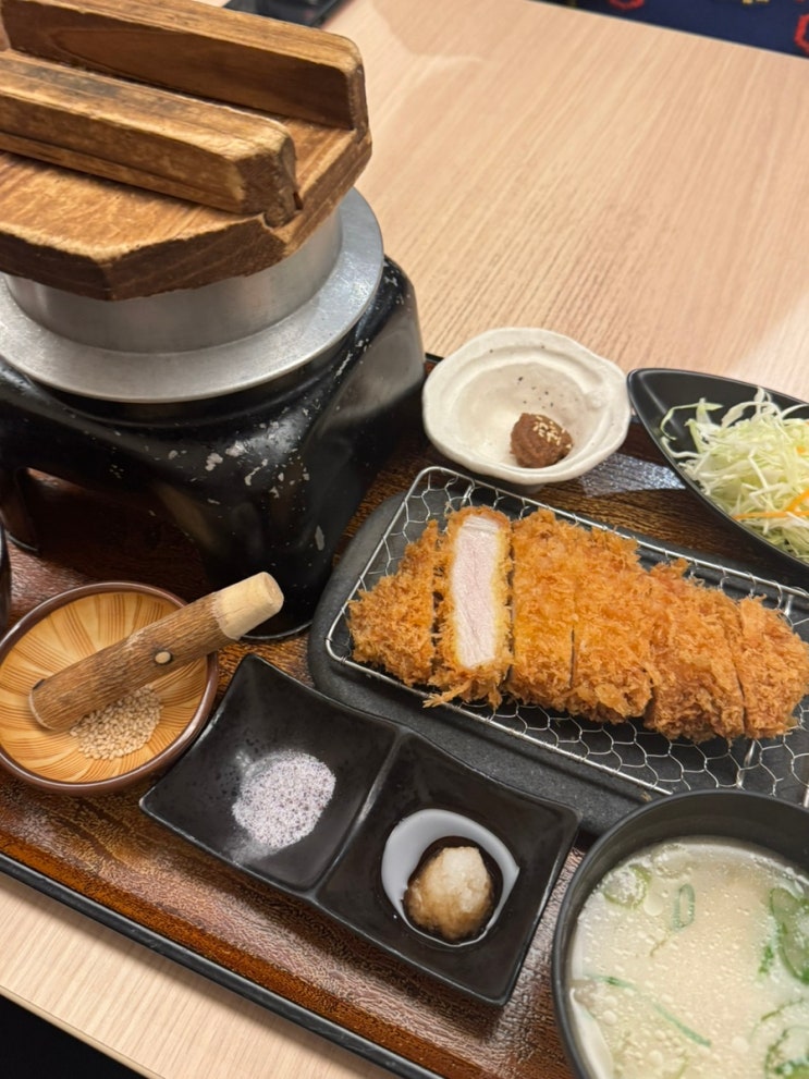  일본후쿠오카여행 하카타역 돈카츠&솥밥맛집 하카타아뮤플라자맛집 쿠로카츠테이