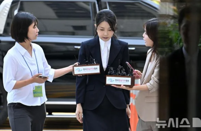 <b>김건희</b>, 구속 후 두 번째 조사도 ‘모른다·<b>진술 거부</b>’…특검... 