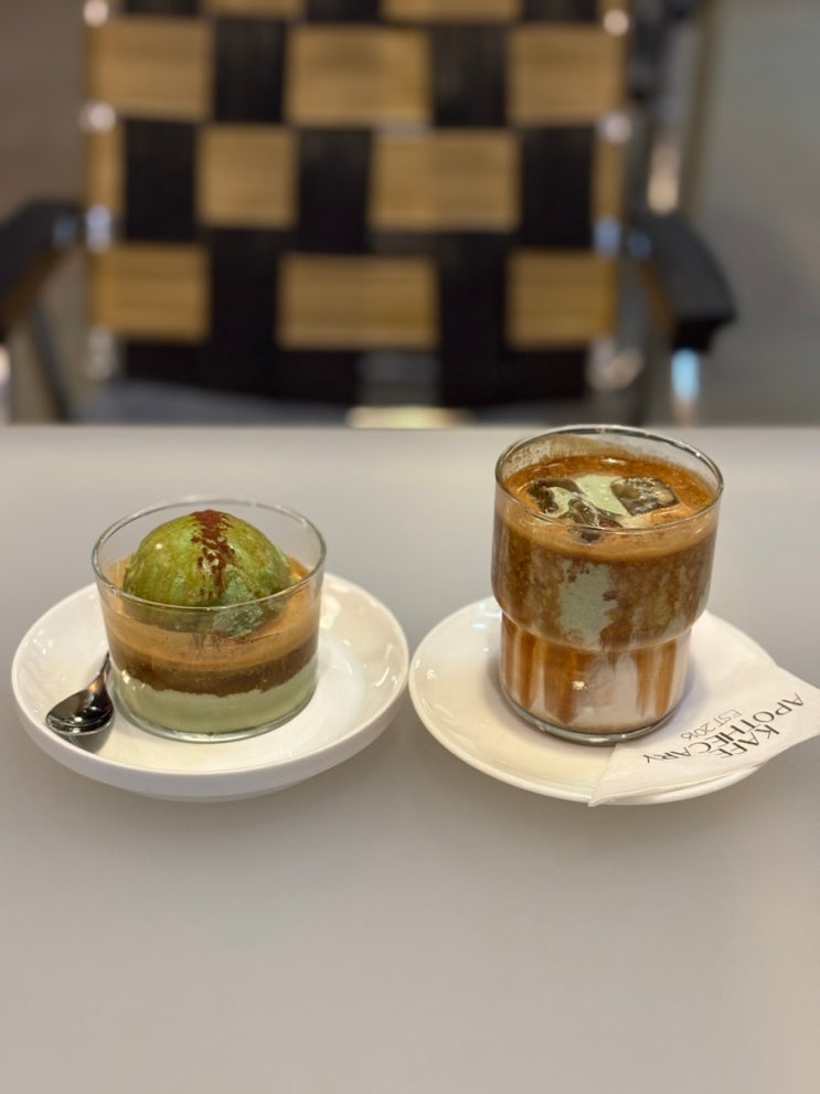  신당카페추천 아포테케리 : 피스타치오 라떼 맛집, 자리/테이블 넓음!